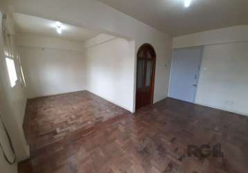 Apartamento com 2 dormitórios, living para 2 ambientes, um banheiro social, cozinha-copa, área de serviço separada, ensolarado. piso parque em bom estado de conservação, azulejos originais na cozinha.