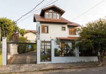 Casa excelente no bairro tristeza, com uma área privativa de 217,92 m², sala de estar, cozinha, 2 lavados e 2 banheiro social . um pátio nos fundos com churrasqueira e espaço gourmet. no 2° piso com 3