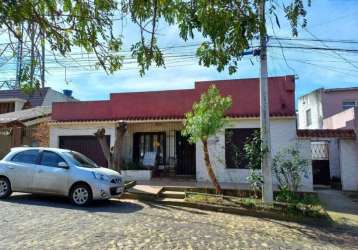 Casa com 2 dormitórios (sendo 1 suíte), sala com lareira, cozinha, área coberta com churrasqueira e garagem para 2 carros. nos fundos mais 2 apartamentos e 1 casa pequena para aluguel no mesmo terreno