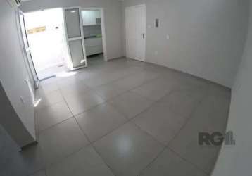 Vendo alugado  apartamento jk térreo no bairro santana em porto alegre,  todo reformado, piso em ceramica, área externa aberta, ar condicionado split instalado, cozinha com armários e fogão cooktop,  