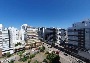 Espetacular apartamento de 3 dormitórios (1 suíte) em uma das regiões mais valorizadas e tranquilas de capão da canoa. a 3 quadras do mar, em frente à praça tiaraju, ele tem belíssima vista para a pra