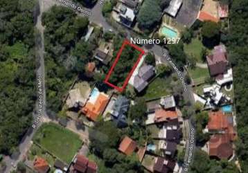 Vende terreno plano com 315m2 no bairro teresópolis - porto alegre próximo a praça apamecor.