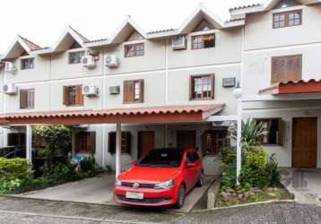 Casa em condominio com:&lt;br&gt;living, lavabo, cozinha em conceito aberto, pequeno pátio.&lt;br&gt;na parte superior, tres dormitorios, espaço home office, podendo ser transformado em outro dormitór