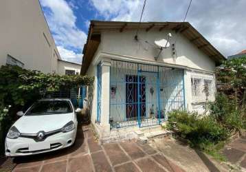 Trata-se de uma casa padrão com 2 dormitórios, um banheiro social, um hall de entrada e um amplo living com 2 ambientes. ela também possui uma cozinha e uma área de serviço externa coberta. o pátio of