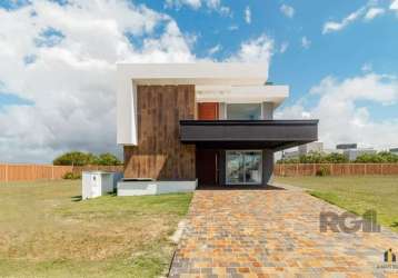 Belissima casa no condominio fechado no  ilhas park , padrão classe a . casa com cinco  suites , uma suite master , um lavabo .  sala de estar e jantar conjugados , sala de tv , espaço gourmet integra