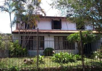 Casa no bairro pedra redonda, zona sul de porto alegre, com 4  dormitórios sedo 1 suíte, living  3 ambientes,  lareira, cozinha, banheiro social, banheiro auxiliar, área de serviço, pátio na frente e 