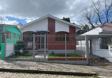 Excelente casa de alvenaria com 03 dormitórios no imóvel principal, sendo uma suíte, 01 banheiro social, living para 02 ambientes, cozinha com despensa, jardim de inverno. imóvel todo reformado com pi