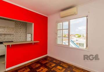 Apartamento de 1 dormitorio a venda no bairro navegantes.&lt;br&gt;excelente apartamento reformado, com dois aparelhos de ar condicionado novos, banheiro e cozinha novas. bem localizado próximo a todo