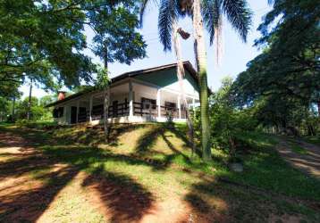 Lindo sitio com arvores frutíferas, na av. gedeon leite, contendo linda casa principal semi-mobiliada com ampla sala de estar com lareira, cozinha com churrasqueira, banheiro social, 2 dormitorios com