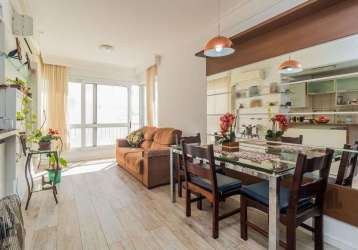 Excelente apartamento de 60m² privativos distribuídos em amplo living para dois ambientes com sacada, 2 dormitórios sendo 1 suíte, banheiro social, cozinha americana, área de serviço integrada e 1 vag