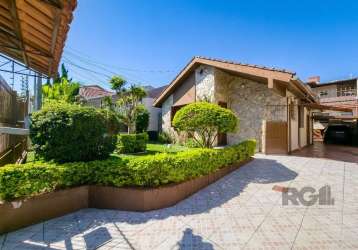 Casa de alvenaria com lindo jardim.&lt;br&gt; possuí dois dormitórios, living para estar e jantar, cozinha, banheiro social e lavanderia. &lt;br&gt;casa nos fundos de dois andares, com sala de jantar,