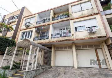 Apartamento garden com 2 quartos no bairro rio branco próximo ao parque da redenção  em porto alegre. &lt;br&gt;imóvel reformado, com hall de entrada, dois dormitórios, sendo um com acesso a um amplo 