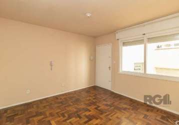 Apartamento localizado no bairro vila ipiranga, com 40 m² no 3º andar, frente. imóvel com 1 dormitório, sala de estar/jantar, cozinha, banheiro social, área de serviço e pisos em cerâmica e parquet. i