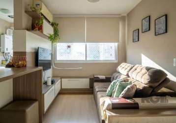 Apartamento parcialmente mobiliado, composto por 3 quartos, sendo 1 suíte, 2 banheiros, espaçoso living em dois ambientes, cozinha americana integrada com área de serviço e 1 vaga de estacionamento es