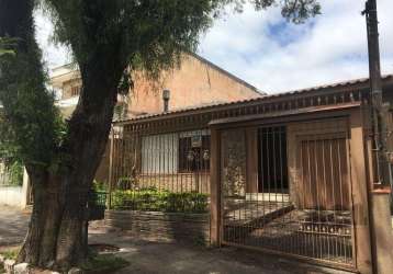 Ótima casa térrea: 5 dormitórios com piso frio, sendo 2com suíte, banheiro social com hidro, sala ampla com lareira e piso laminado imitando madeira, hall de entrada, cozinha porta de entrada com grad