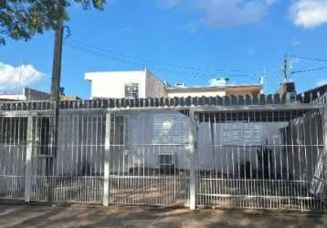 Casa a venda no parque dos maias. na frente dois dormitorios, sala de estar e jantar, cozinha e banheiro. nos fundos um amplo pátio mais salão de festas com churrasqueira, banheiro e dependencia de em