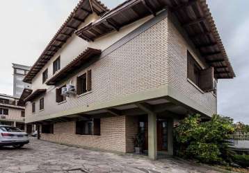 Casa em condomínio com 3 dormitórios, sendo 1 suíte, 3 banheiros, churrasqueira, sacada, terraço e vista panorâmica. excelente estado de conservação, com gás central e água quente. ótima localização n