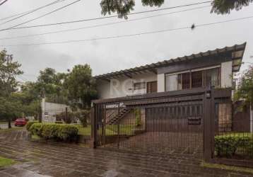 Casa comercial com 4 dormitórios sendo 1 suíte, hall de entrada, living 2 ambientes, gabinete, lavabo, copa cozinha, lavanderia e dependência de empregada completa. possui amplo pátio com gramado e pi