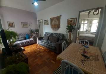 Apartamento dois dormitórios, sacada, cozinha, área de serviço, banheiro com ventilação natural e living bem ventilado e iluminado. dois lances de escada, posição solar leste (sol da manhã) e a poucos