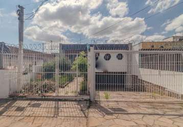 Casa residencial com 3 dormitórios, 3 vagas com 260m2 privativos no bairro alto petrópolis, a uma quadra da avenida protásio alves. sala de estar para 2 ambientes e sala de jantar separada, com amplas