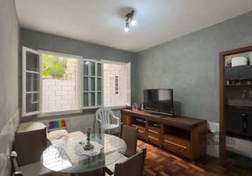 Casa com 3 dormitórios, living com 2 ambientes, cozinha ampla, banheiro social e  banheiro auxiliar, despensa, pátio com churrasqueira e orietação solar norte, jardim de inverno, totalmente gradeada e