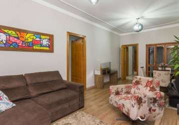 Ótima casa com 03 dormitórios, sendo 01 deles uma suíte com closet, além de um escritório. possui peças amplas, piscina e uma área com churrasqueira. nos fundos, há uma edícula com banheiro, sala e co