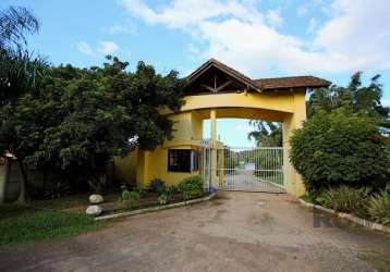 Casa em condomínio fechado, lindo sobrado com 03 dormitórios, sendo 02 suítes, 03 salas, uma de jantar, uma de estar e uma fechada pra home cinema. garagem fechada, área com churrasqueira mais lavande