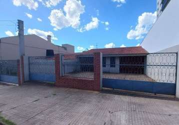 Casa com 2 dormitórios (sendo 1 suíte) e (1 quarto com armário embutido), sala ampla, 2 banheiros (1 com banheira), área com churrasqueira e garagem para 2 carros.&lt;br&gt;ótima localização próxima a