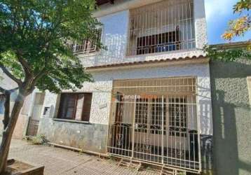 Casa com 5 dormitórios, (1 sendo suíte), sala, sacada, cozinha, área de serviço, pátio pequeno com acesso pela lateral da casa e churrasqueira.