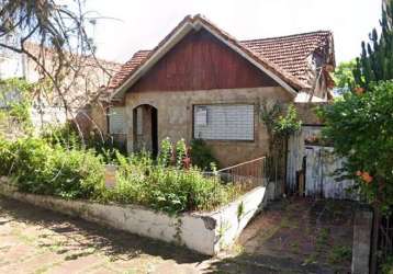 Excelente terreno medindo 12 x 25 no bairro nonoai, existe uma casa no terreno, não tem condições de aproveitar, precisa colocar abaixo ou aproveita somente a estrutura do imóvel. não aceita financiam