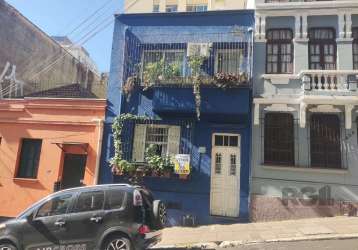 Casa toda reformada com  140m² privativos, linda decoração em ponto alto e nobre (à prova de enchente) do centro histórico. três pavimentos:  no primeiro piso, hall de entrada,  sala de estar, sala de