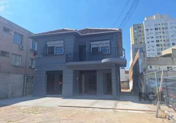 Excelente casa comercial reformada na oscar pereira!!&lt;br&gt;&lt;br&gt;casa de dois pisos com estacionamento para mais de 6 carros na frente.&lt;br&gt;no primeiro andar, 3 salas amplas, 2 banheiros 