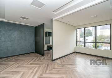 Sala comercial com 47 m² de area privativa,  possui forro em gesso com iluminação, piso tipo  vinílico, split instalado, mobilia sob medida no banheiro, escritório com divisória. um dos poucos prédios