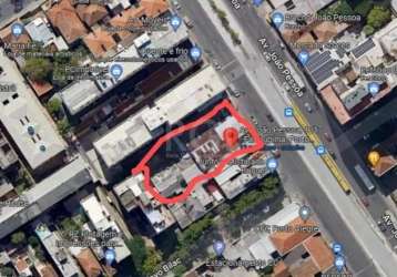 Vende-se prédio comercial em localização impar, em avenida movimentada, grande fluxo de pessoas. &lt;br&gt;3 andares de estacionamento, podendo ser revertido para outros segmentos na área comercial.