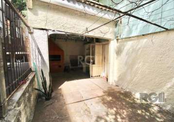 Vendo duas casa em terreno de fundos ma rua octavio de souza, uma casa com 02 dormitorios e outra com 01 dormtorio. bem localizada. &lt;br&gt;&lt;br&gt;aceito propostas