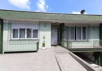 Excelente casa no bairro glória, próxima bourbon teresópolis. com 5 quartos, sendo 2 suítes, o imóvel oferece uma suíte máster com hidromassagem e um banheiro social bem ventilado. a sala de estar é e