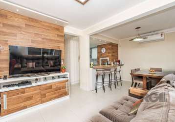 Lindo sobrado, com 3 quartos, 1 suíte e amplo closet, mobiliado e decorado.&lt;br&gt;casa com churrasqueira e lareira, duas vagas de garagens cobertas e um ótimo pátio semi fechado aos fundos da casa.