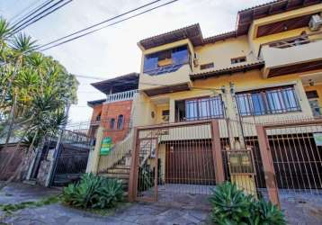 Descubra o charme e conforto desta encantadora casa geminada. ao entrar, você será recebido por uma espaçosa sala, complementada por um lavabo conveniente. a cozinha americana oferece praticidade e es