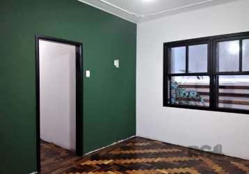 Apto 3 quartos reformado em estilo rustico, térreo no bairro rio branco/bom fim. &lt;br&gt;apto amplo, com duas área externas excelentes pra plantas e pets.  o banheiro  principal vintage e possui um 