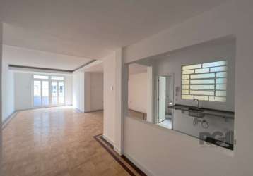 Excelente apartamento todo reformado, frente, com 03 dormitórios/quartos, sendo 01 com suite.&lt;br&gt;banheiro social  com bancada em granito e box de vidro temperado, ventilação natural.&lt;br&gt;li