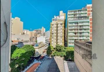 Lindo apartamento, localizado no coração do centro histórico, 6º andar, piso em parquet com synteko. living para 02 ambientes, bem ensolarado, dormitório amplo e com boa luminosidade, cozinha com área