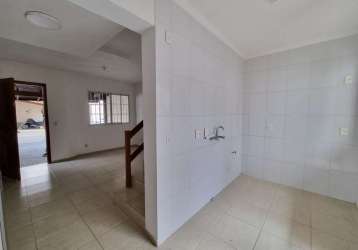 Casa em condomínio fechado no bairro ipanema. próximo a orla, em rua sem saída. 75m² privativos, living amplo com lavabo, cozinha, churrasqueira. são 02 dormitórios com 1 banheiro social. 1 vaga em fr