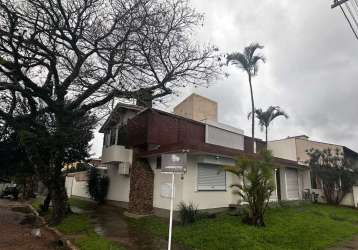 Esta espetacular casa de esquina é um convite ao bem-estar, com uma arquitetura moderna e funcional, que privilegia a integração dos espaços e o conforto. *ampla e ensolarada, a residência oferece um 