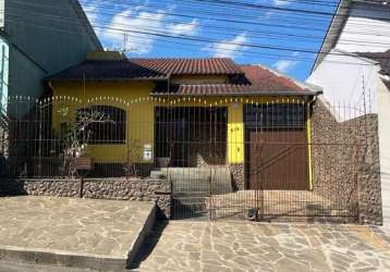 Casa 3 dormitórios com opção para 4, 2 salas amplas, cozinha ampla, despensa, garagem fechada, pátio. agende uma visita com um dos nossos corretores especialistas.