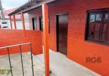 Casa 2 dormitórios na zona sul!!!&lt;br&gt;&lt;br&gt;imóvel com 2 salas e cozinha conjugada, 02 dormitórios e 02 banheiros.&lt;br&gt;recém reformada, ambiente aconchegante. bem ventilada e arejada.&lt