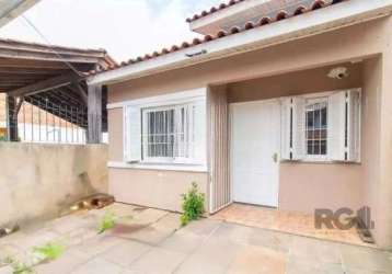 Casa térrea com 02 dormitórios no residencial campos de ipanema,  sala e cozinha integradas, banheiro social, lavabo, área de serviço amplo pátio. piso laminado em toda casa, gesso na sala e quarto ca