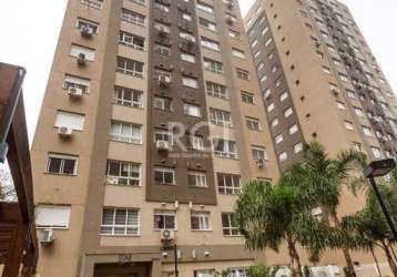 Vende apartamento no condomínio new life, com garagem coberta, nunca habitado, super arejado, 03 dormitórios, living para dois ambientes, banheiro social, cozinha com churrasqueira e área de serviço. 