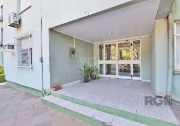 Apartamento mobiliado com dois dormitorios, entrada pela rua dr campos velho, sala de estar, banheiro com box de vidro e cozinha com moveis sob-medida, piso laminado. &lt;br&gt;&lt;br&gt;condominio co