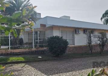 Excelente casa comercial de esquina, com clinica funcionando ,totalmente reformada ,recepção,amplo salão de espera, amplo consultório,biombo , sala de pesagem, banheiro adaptado ,circulação , banheiro