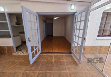 Excelente apartamento garden à venda  no bairro auxiliadora com 2 dormitórios. apartamento garden todo reformado contendo  2 dormitórios, living, banheiro, vaga. ótima localização próximo ao hospital 